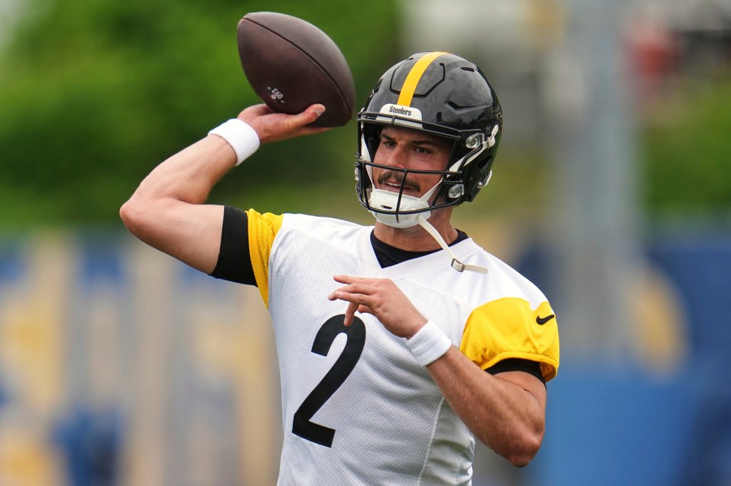 Pittsburgh Steelers quarterback Mason Rudolph throws a pass during NFL football practice in Pittsburgh, Tuesday, May 27, 2025.