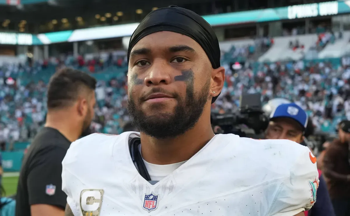 Dolphins sign brother of two-time Super Bowl champion to support Tua Tagovailoa