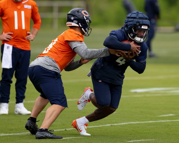 Bears quarterback Caleb Williams hands off to running back D'Andre Swift during practice Wednesday, May 28, 2025, at Halas Hall. (Brian Cassella/Chicago Tribune)