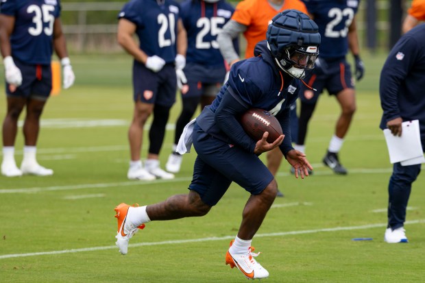 Bears running back D'Andre Swift practices Wednesday, May 28, 2025, at Halas Hall. (Brian Cassella/Chicago Tribune)