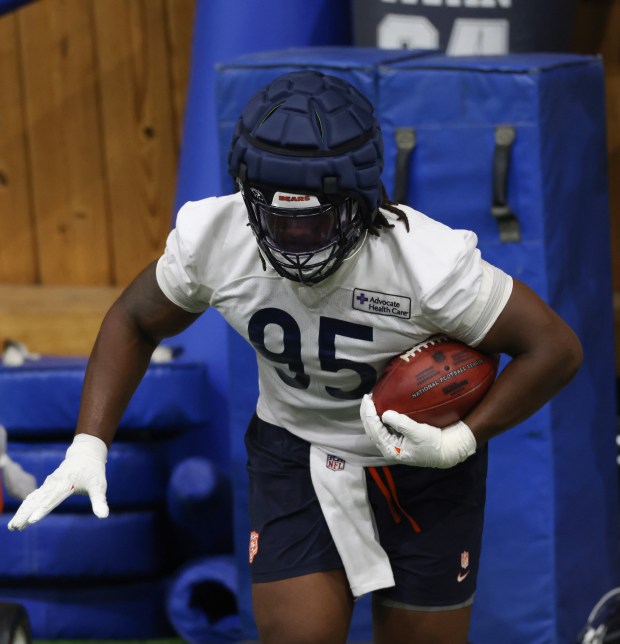 Shemar Turner works out during the Bears organized team activities in the Walter Payton Center at Halas Hall on May 21, 2025, in Lake Forest. (John J. Kim/Chicago Tribune)