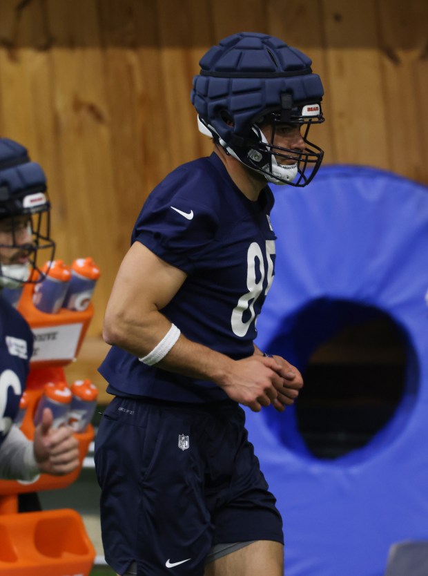 Cole Kmet works out during the Bears organized team activities in the Walter Payton Center at Halas Hall on May 21, 2025, in Lake Forest. (John J. Kim/Chicago Tribune)
