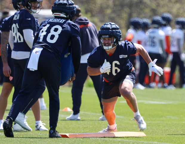 Rookie tight end Thomas Gordon, right, practices during Chicago Bears rookie camp at Halas Hall on May 9, 2025, in Lake Forest. (Stacey Wescott/Chicago Tribune)