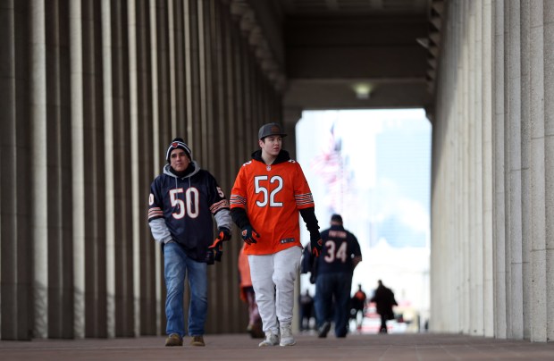 Chicago Bears and Philadelphia Eagles fans arrive on Jan. 6,...