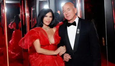 BEVERLY HILLS, CALIFORNIA - MARCH 10: EXCLUSIVE ACCESS, SPECIAL RATES APPLY. (L-R) Lauren Sánchez and Jeff Bezos attend the 2024 Vanity Fair Oscar Party Hosted By Radhika Jones at Wallis Annenberg Center for the Performing Arts on March 10, 2024 in Beverly Hills, California. (Photo by Stefanie Keenan/VF24/WireImage for Vanity Fair )