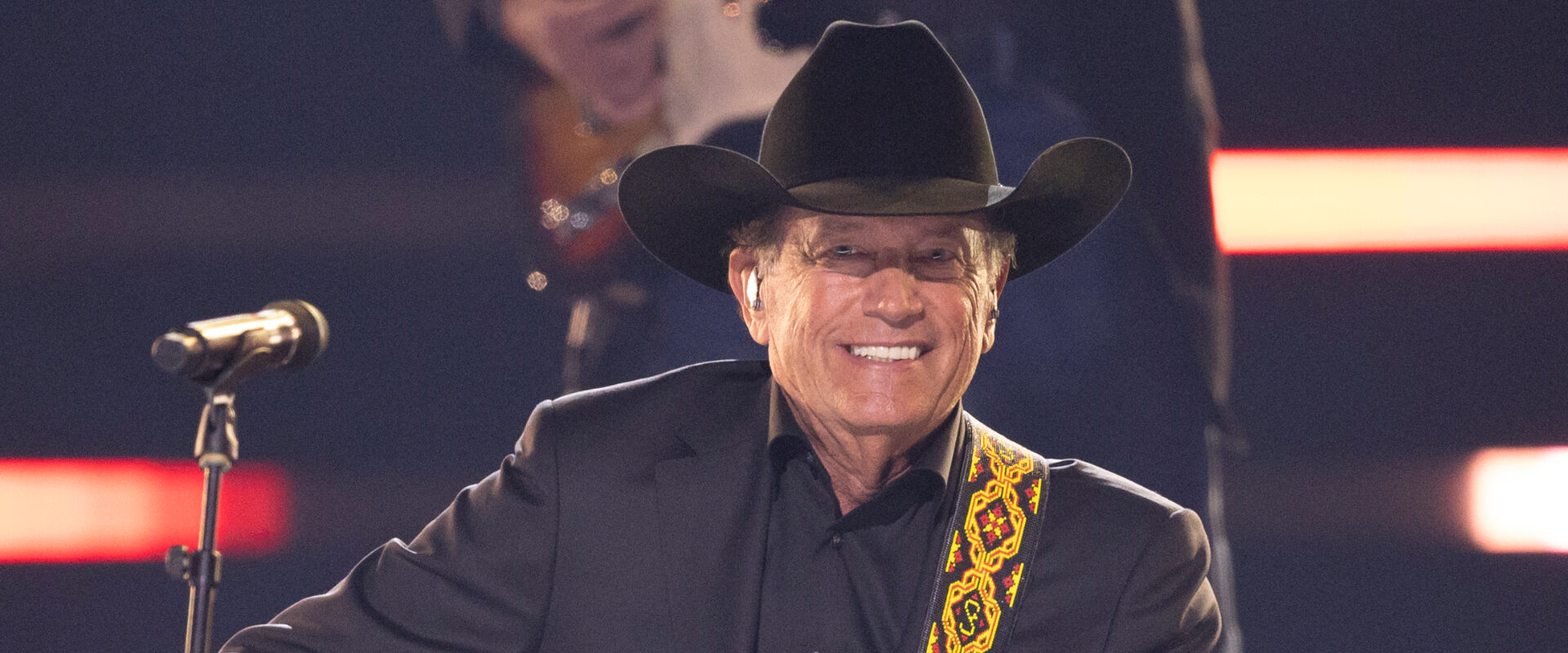 George Strait’s Waylon Jennings Cover at Philadelphia Eagles Stadium Will Knock the Socks off Any Outlaw Country Fan