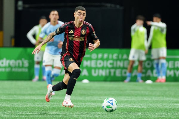 Atlanta United midfielder Miguel Almirón (10) dribbles  during the second half of a soccer game against New York City FC on Saturday, March. 29, 2024, in Atlanta, at Mercedes-Benz Stadium. (Atlanta Journal-Constitution/Jason Allen)