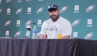 Eagles shrug cold shoulder at 'tush push'