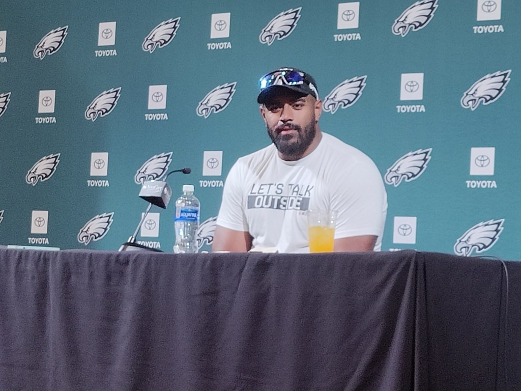 Eagles shrug cold shoulder at 'tush push'