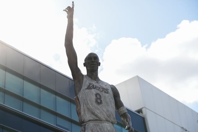 Rams Rookies Visit Kobe Bryant Statue At Crypto.com Arena