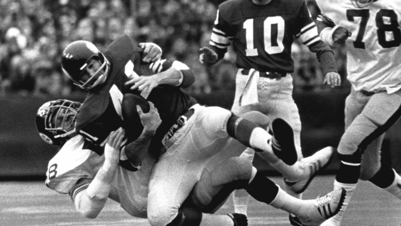 Jack Lambert (58) of the Pittsburgh Steelers makes a tackle against the Minnesota Vikings in Super Bowl IX (Rubio/NFL/Steelers archive images)