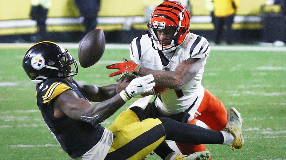 Pittsburgh Steelers linebacker Patrick Queen (left) causes Cincinnati Bengals wide receiver Ja'Marr Chase (1) to fumble after a catch during the second quarter at Acrisure Stadium. 