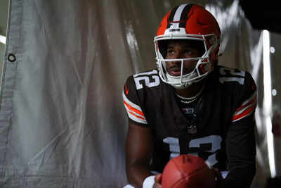 Shedeur Sanders officially signs his rookie contract with the Cleveland Browns, fans say "His NIL deal was bigger"