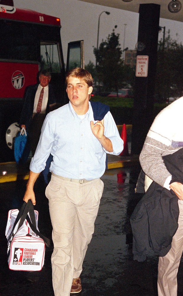 Sean Payton, a non-union quarterback for the Chicago Bears, arrives at the hotel in Philadelphia, Oct. 3, 1987. (AP Photo/Jerry Tritt)
