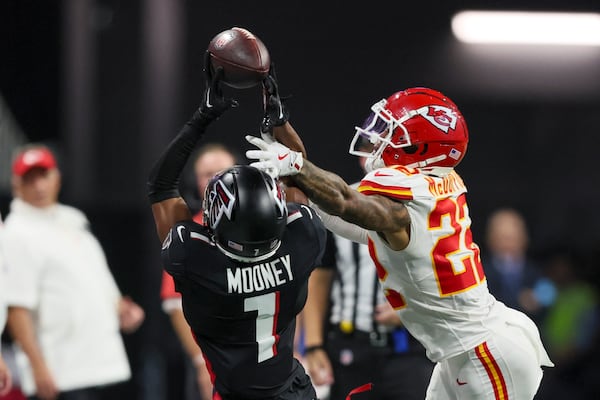 Atlanta Falcons wide receiver Darnell Mooney (1) is unable to bring in a catch against Kansas City Chiefs cornerback Trent McDuffie (22) during the fourth quarter at Mercedes-Benz Stadium, Sunday, Sept. 22, 2024, in Atlanta. The Falcons lost 22-17. (Jason Getz / AJC)
