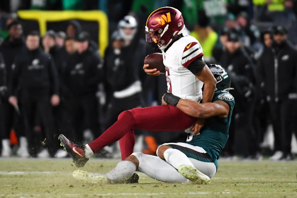 Philadelphia Eagles linebacker Nolan Smith Jr. (3) sacks Washington Commanders quarterback Jayden Daniels (5).© Eric Hartline-Imagn Images