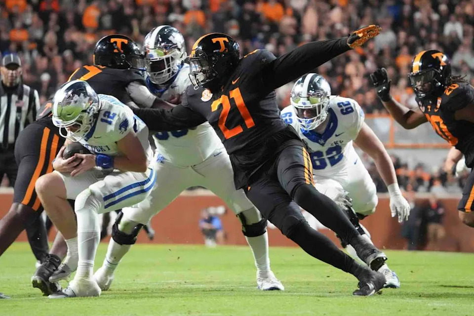 Tennessee Volunteers defensive lineman Omari Thomas (21) sacks Kentucky Wildcats quarterback Brock Vandagriff (12). © Caitie McMekin/News Sentinel / USA TODAY NETWORK via Imagn Images