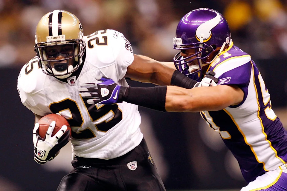 NEW ORLEANS - OCTOBER 06: Reggie Bush #25 of the New Orleans Saints avoids a tackle by Ben Leber #51 of the Minnesota Vikings on October 6, 2008 at the Superdome in New Orleans, Louisiana. (Photo by Chris Graythen/Getty Images)