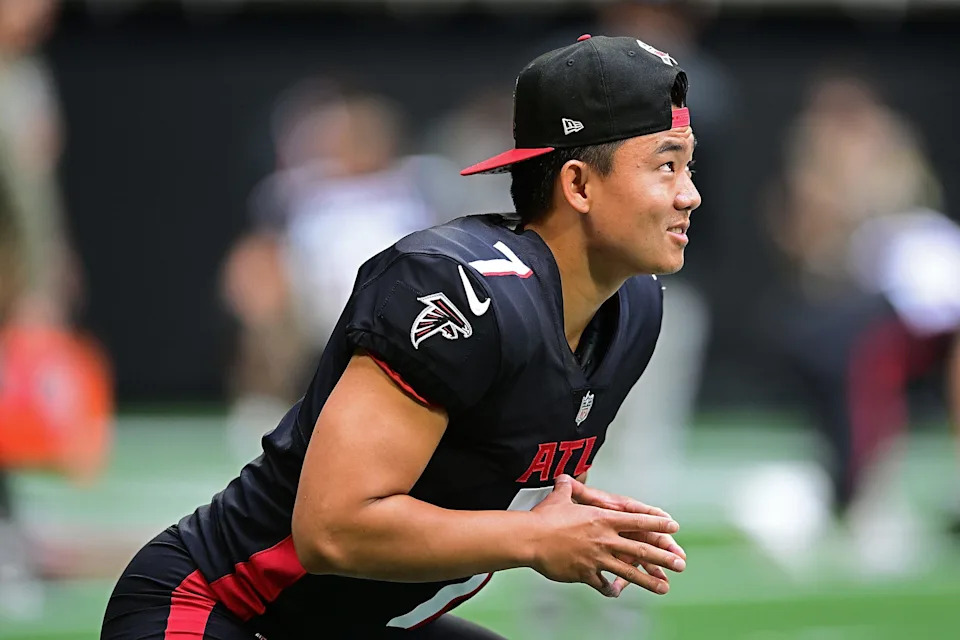 ATLANTA, GEORGIA - NOVEMBER 06: K Younghoe Koo #7 of the Atlanta Falcons warms up prior to the game against the Los Angles Chargers at Mercedes-Benz Stadium on November 06, 2022 in Atlanta, Georgia. (Photo by Adam Hagy/Getty Images)