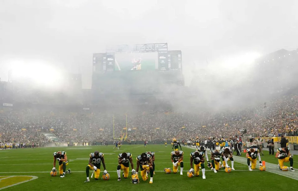 Green Bay Packers players take a knee before their game against the Pittsburgh Steelers.© Dan Powers/USA TODAY NETWORK-Wisconsin / USA TODAY NETWORK via Imagn Images
