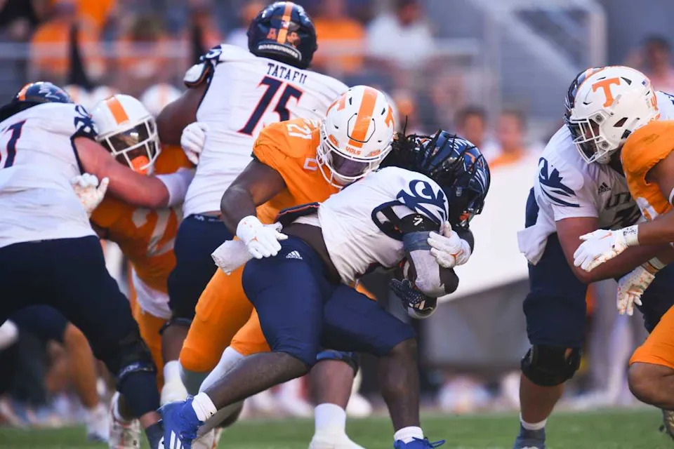 Tennessee defensive lineman Omari Thomas (21) wraps up UTSA running back Kevorian Barnes (4). © Saul Young/News Sentinel / USA TODAY NETWORK