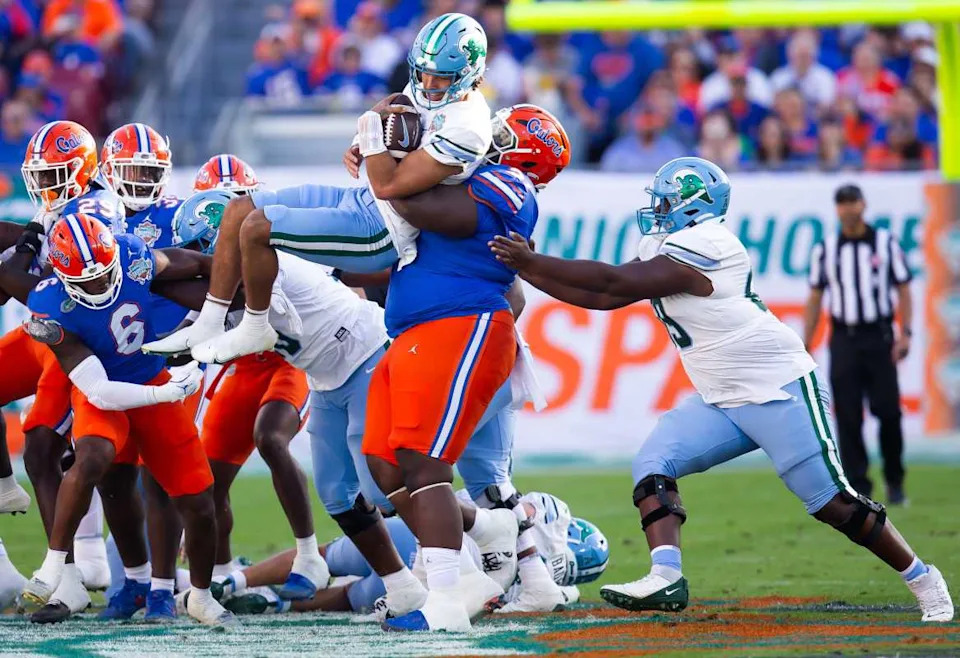 Florida Gators defensive lineman Desmond Watson (21).Doug Engle/Gainesville Sun