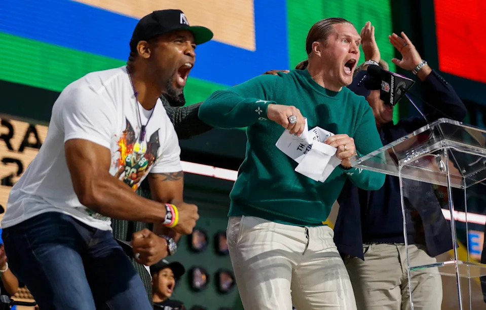 Former Green Bay Packers running back Ahman Green and former linebacker Clay Matthews hype up the crowd after reading a note that Matthews made appear as from President Donald Trump that read “The Bears still suck” before the first round of the 2025 NFL Draft on April 24.