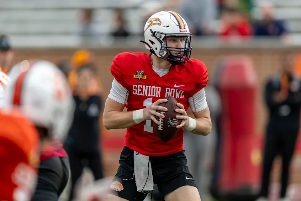 Canadian national team QB Taylor Elgersma (18) runs drills during Senior Bowl practice.© Vasha Hunt-Imagn Images