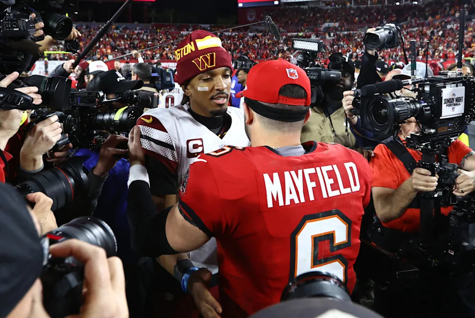 Washington Commanders quarterback Jayden Daniels (5) greets Tampa Bay Buccaneers quarterback Baker Mayfield (6).© Kim Klement Neitzel-Imagn Images