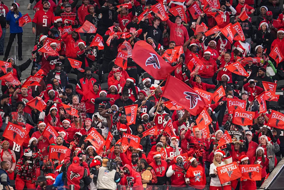 Atlanta Falcons fans cheer during a game against the New York Giants. Dale Zanine-Imagn Images