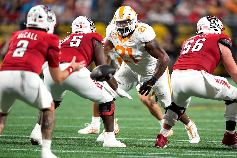 Tennessee Volunteers defensive lineman Omari Thomas (21) rushes against the North Carolina State Wolfpack. Mandatory Credit: Jim Dedmon-Imagn Images