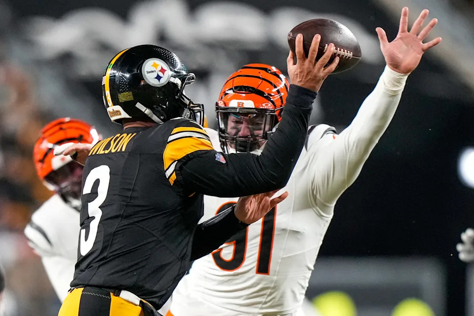 Bengals defensive end Trey Hendrickson pressures Steelers quarterback Russell Wilson
