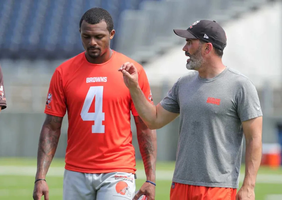 Cleveland Browns quarterback Deshaun Watson talks with coach Kevin Stefanski.© Phil Masturzo / USA TODAY NETWORK via Imagn Images