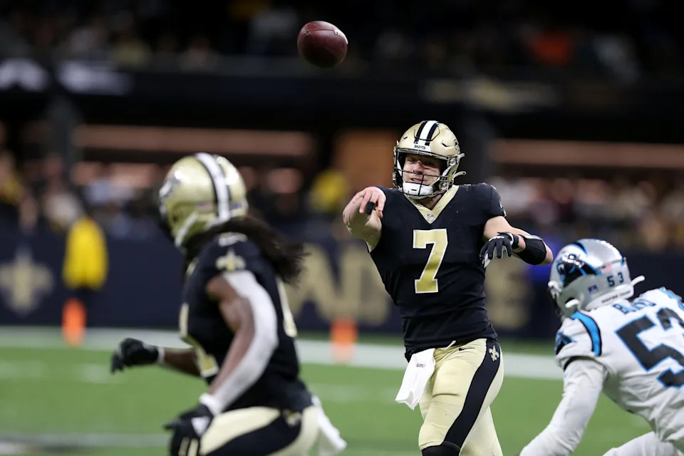 Jan 2, 2022; New Orleans, Louisiana, USA; New Orleans Saints quarterback Taysom Hill (7) throws a pass to running back Alvin Kamara (41) in the second half against the Carolina Panthers at the Caesars Superdome. The Saints won, 18-10. Mandatory Credit: Chuck Cook-USA TODAY Sports