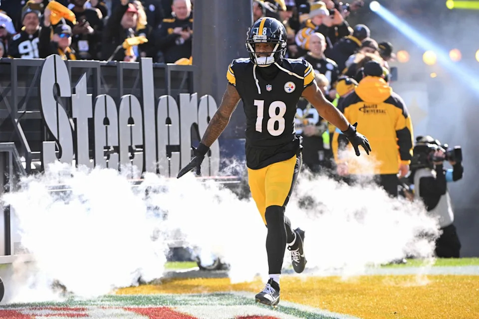 Pittsburgh Steelers wide receiver Mike Williams (18) takes the field for a game against the Cleveland Browns at Acrisure Stadium.© Barry Reeger-Imagn Images