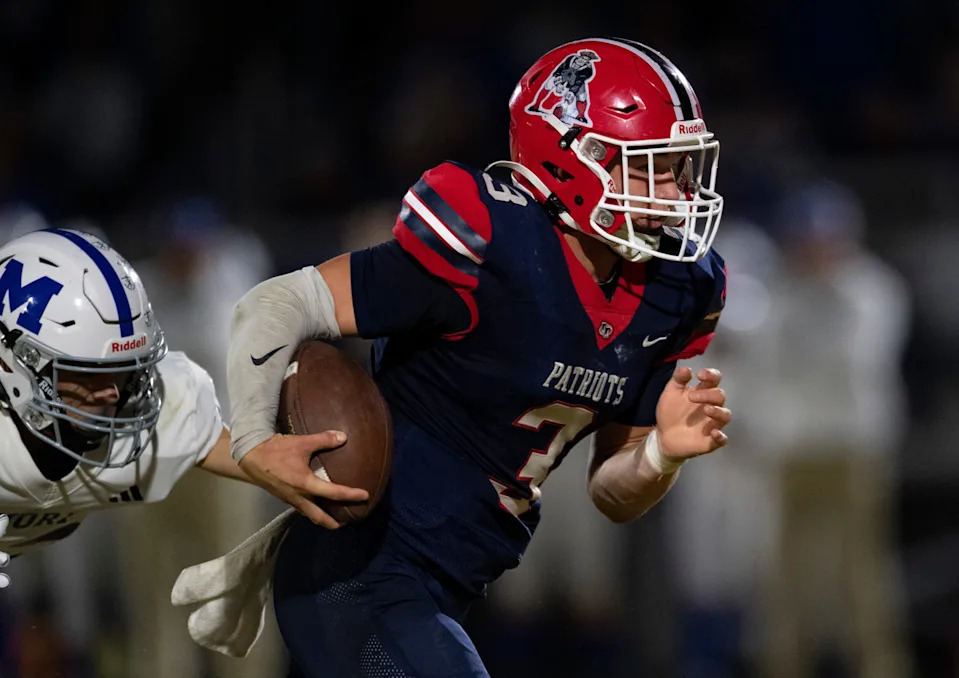 Heritage Hills' Jett Goldsberry (3) runs the ball as the Heritage Hills Patriots play the Memorial Tigers in the IHSAA Class 3A sectional championship at Heritage Hills High School in Lincoln City, Ind., Friday, Nov. 8, 2024.