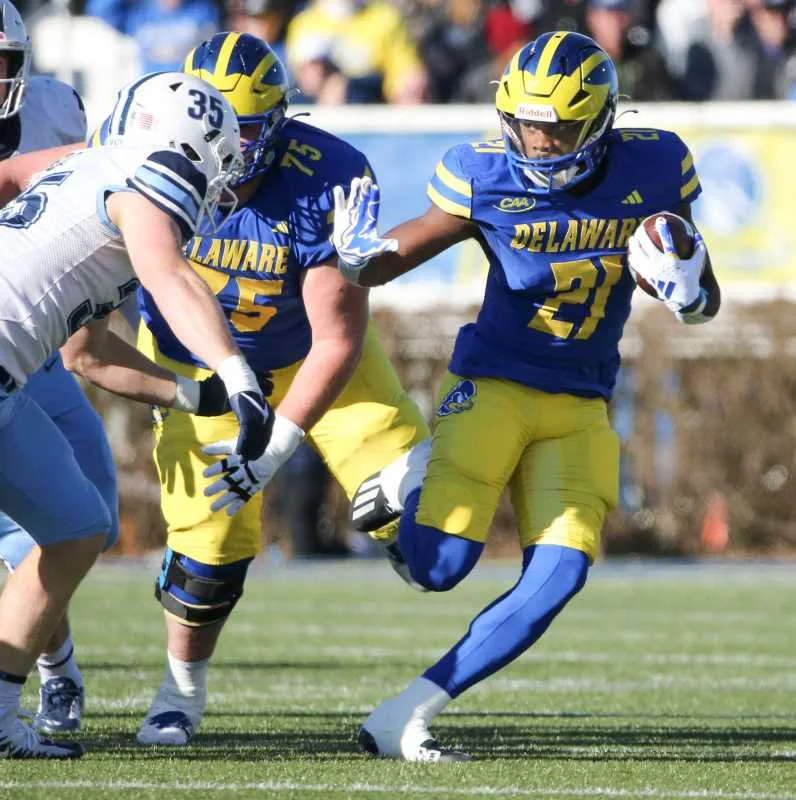 Delaware Blue Hens running back Marcus Yarns (21) evades a tackler against the Villanova Wildcats. © William Bretzger-Delaware News Journal / USA TODAY NETWORK