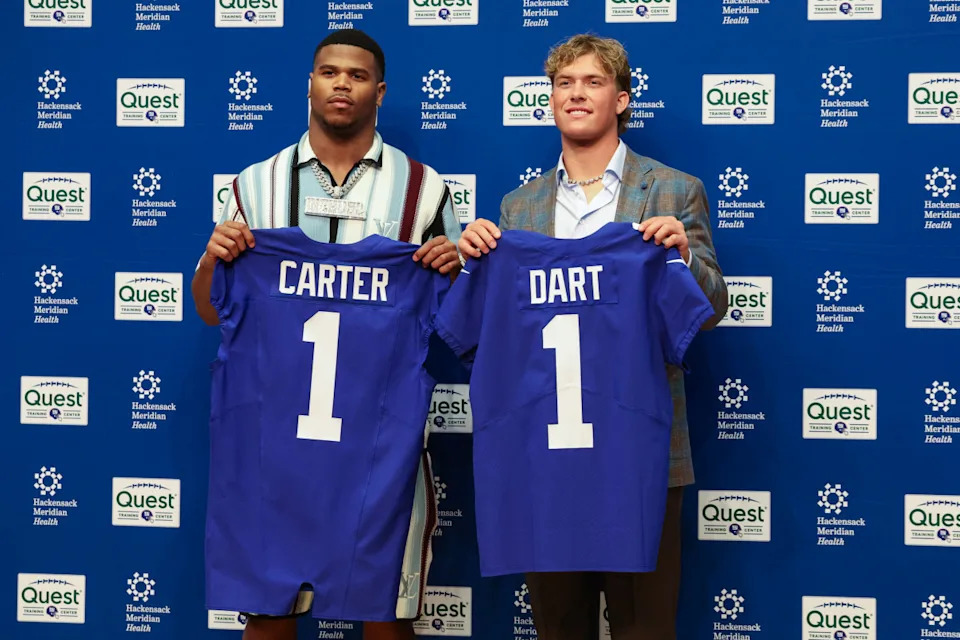 Apr 25, 2025; East Rutherford, NJ, US; New York Giants first round draft picks, Abdul Carter and Jaxson Dart pose for photos prior to the start of the press conference© Thomas Salus-Imagn Images