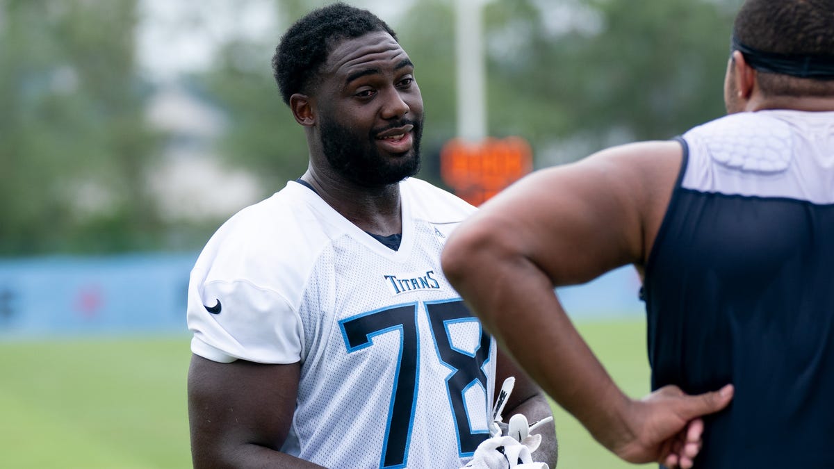 San Francisco 49ers sign Andre Dillard and Nicholas Petit-Frere, former disappointing Titans OLs