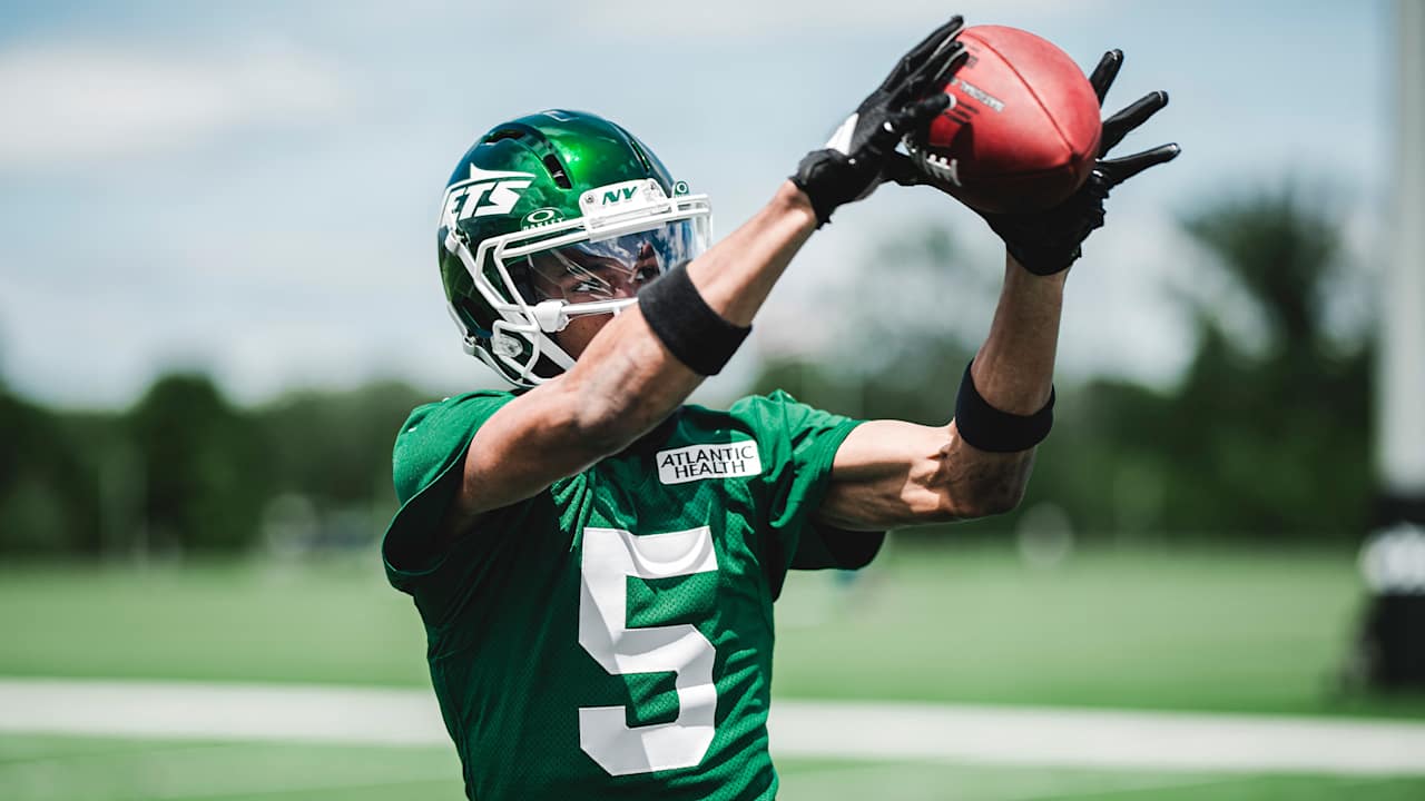 Garrett Wilson Sings a Happy Tune at OTAs