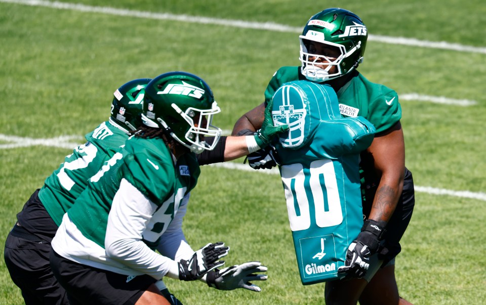 New York Jets offensive linemen practicing.