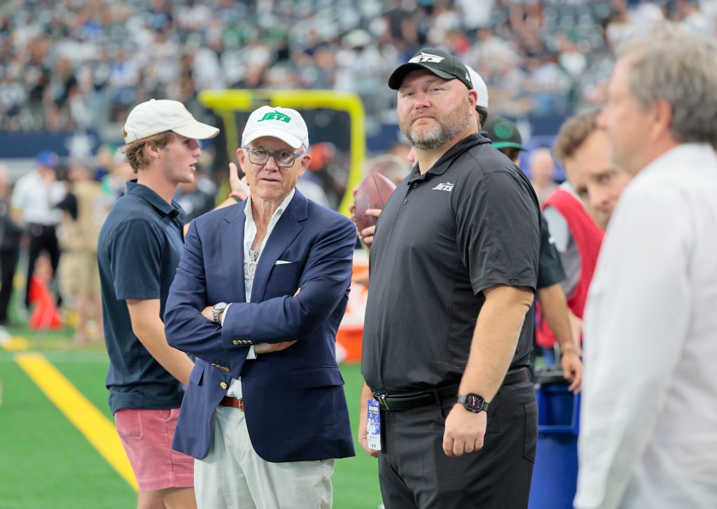 Jets owner Woody Johnson (l.) with former Jets GM Joe Douglas (r.) in 2023.