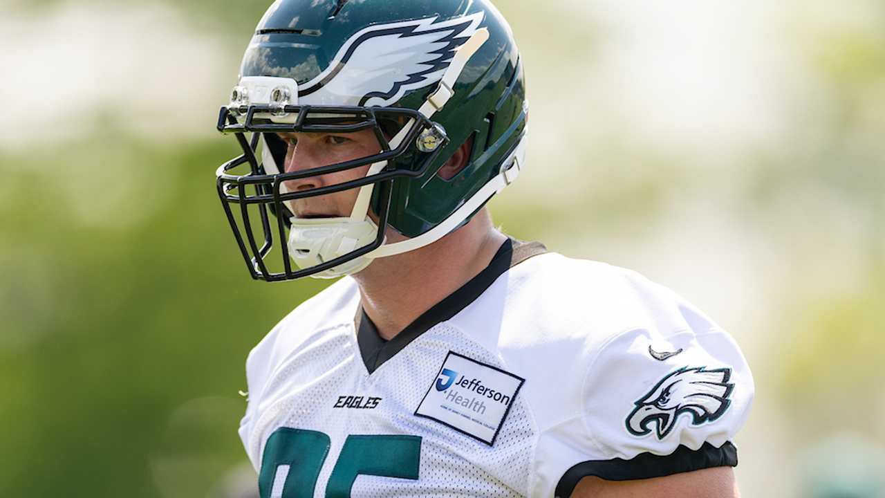Eagles sign Ty Robinson