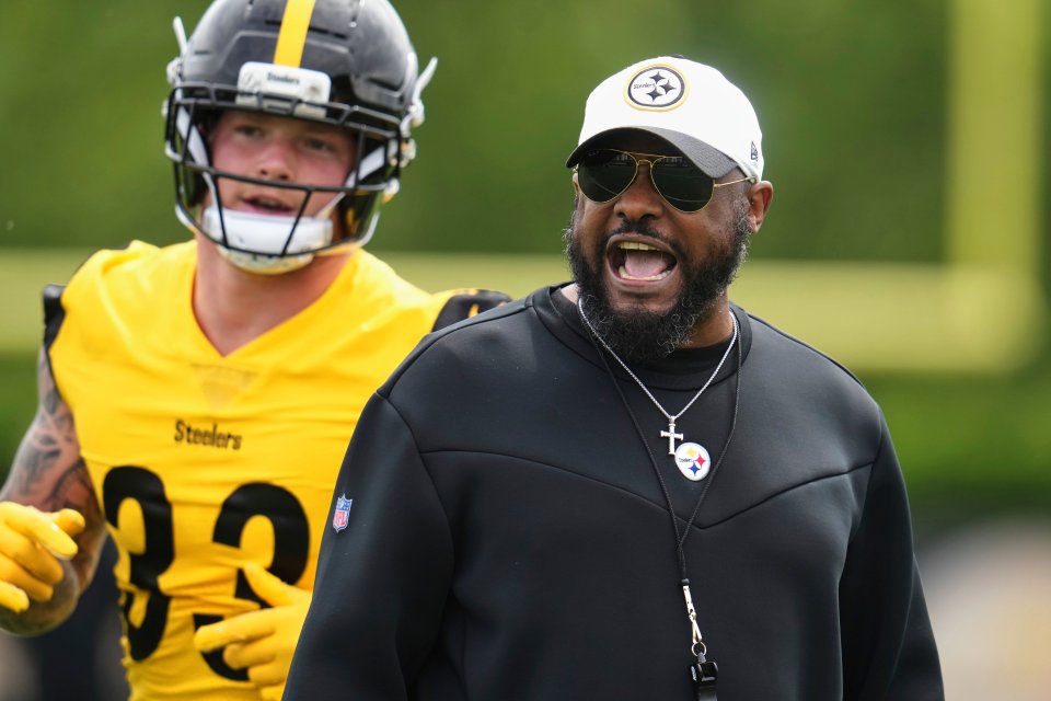 Mike Tomlin, head coach of the Pittsburgh Steelers, coaching during practice.