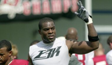 Former Tampa Bay Buccaneers defensive end Simeon Rice acknowledges the crowd as he leaves the practice field in Lake Buena Vista, Fla., on Wednesday, Aug. 4, 2004. (AP Photo/Peter Cosgrove)