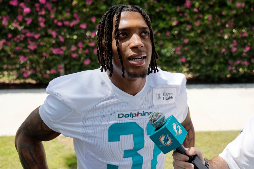 Dolphins' Ollie Gordon can be physical in run game