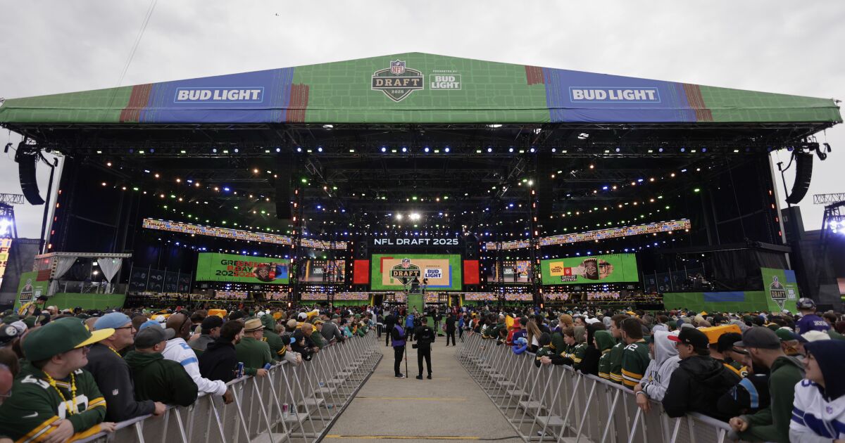 Pieces from NFL Draft in Green Bay being auctioned, proceeds going to Red Cross