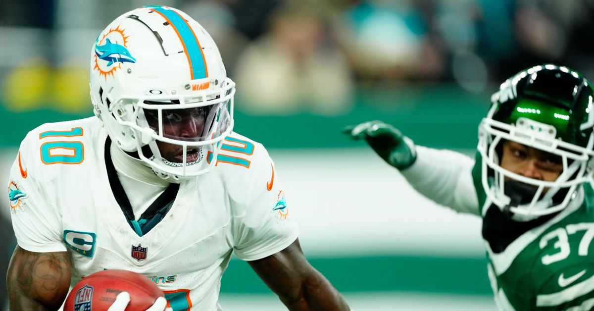 Tyreek Hill’s recovery timeline updated by agent following second wrist procedure