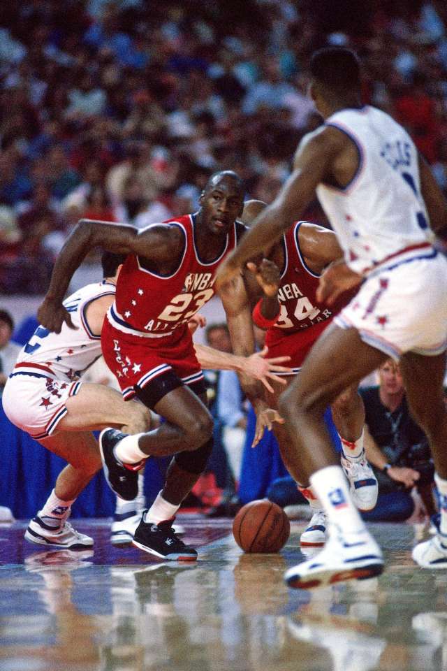 Charles Barkley battles Michael Jordan in the 1989 NBA All-Star Game at the Astrodome