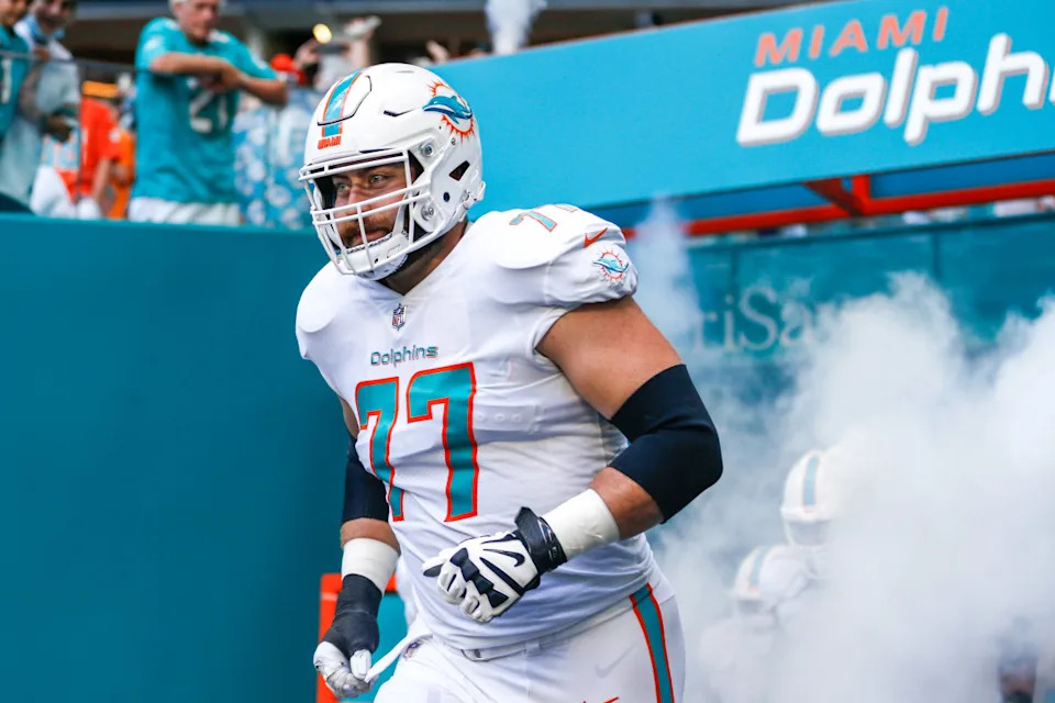 Miami Dolphins offensive tackle Jesse Davis (77) takes on the field prior the game against the New York Giants at Hard Rock Stadium.Sam Navarro-Imagn Images